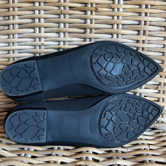 Vionic, black and tan Dahlia pointy toe ballet flat - Picture 5 of 5